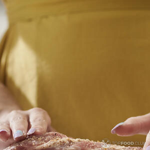 натирает специями