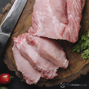 нарезает свинину