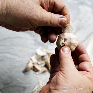 чистит чеснок