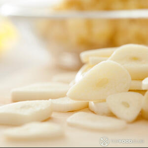 добавить чеснок