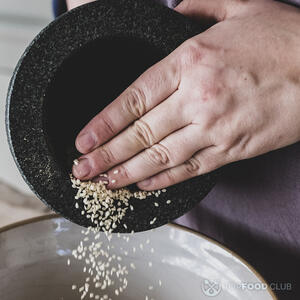 добавляет кунжут