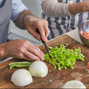 добавить нарезанный зеленый перец