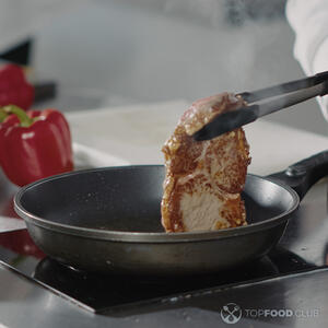 переворачивает стейк