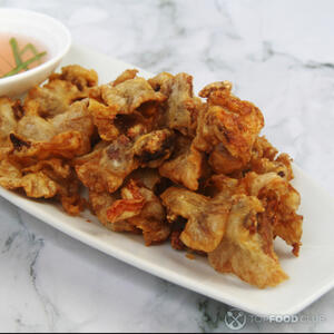 шкварки на тарелке