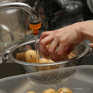 моет картофель