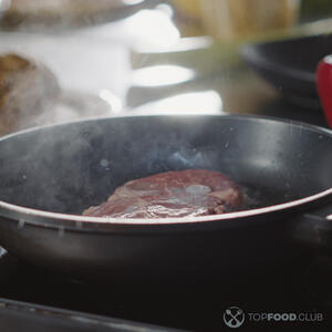 стейк в сковороде