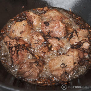 жарить мясо