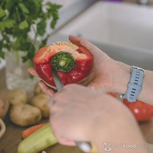 чистит перец