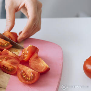 нарезает черри