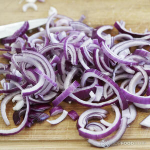 нарезанный красный лук