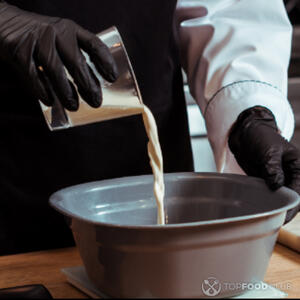 смесь молока и воды