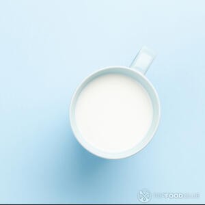 молоко в чашке