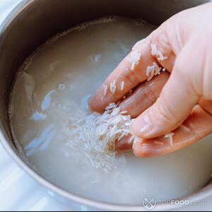 мыть рис руками