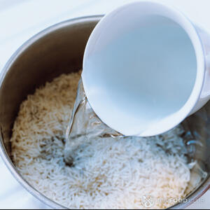 залить водой