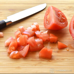 нарезать помидоры