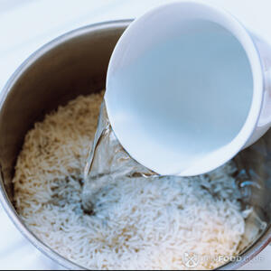 залить рис водой