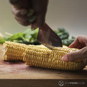 нарезает кукурузу
