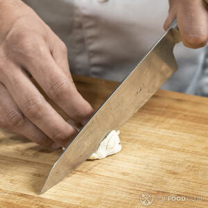 нарезает шампиньоны