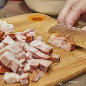 нарезает ветчину