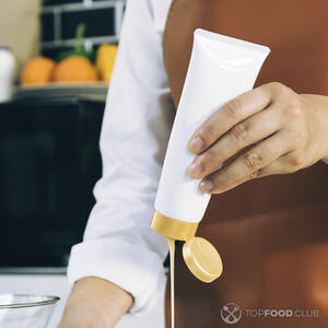 наливает майонез