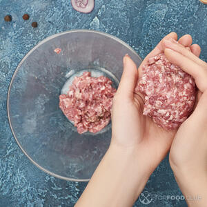 формирует котлету