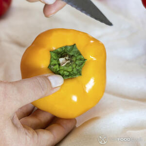 чистит перец