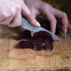 нарезает свеклу