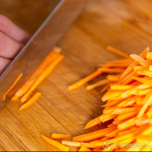 нарезать морковь