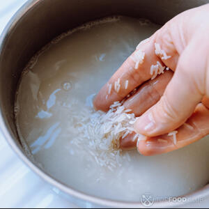 промыть рис руками