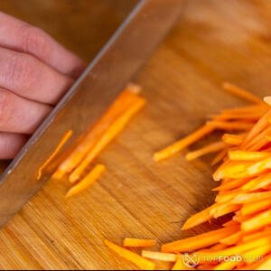 нарезать морковь соломкой