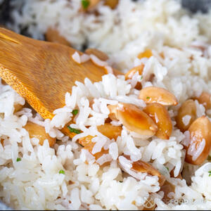 перемешать рис с миндалем