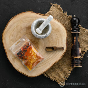 посыпать рис специями для плова