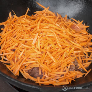 морковь выложить на мясо