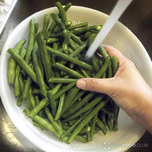 моет стручковую фасоль