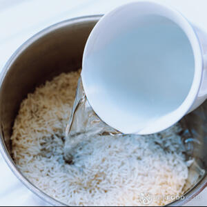 залить водой