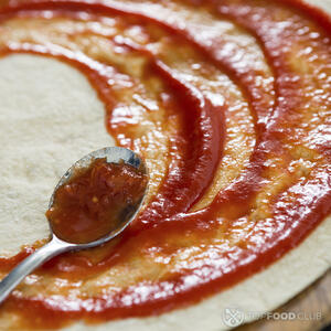 намазывает томатный соус