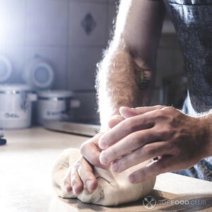 замешивает тесто