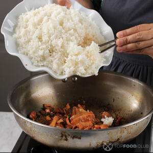 добавить отваренный рис