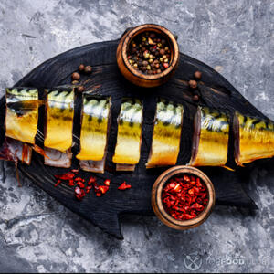 копченую рыбу разрезать на куски