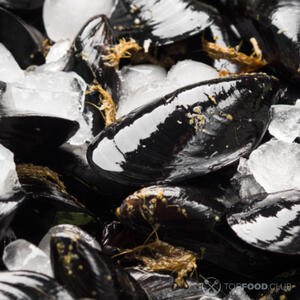 Свежие мидии в створках 