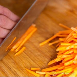 нарезать морковь