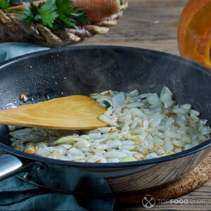 жарить лук и чеснок