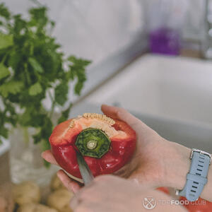 чистит перец