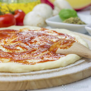 наливает соус