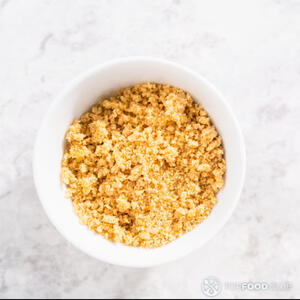 раскрошенный хлеб