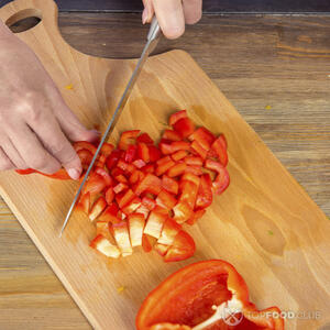 нарезает перец