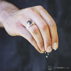 насыпает кунжут