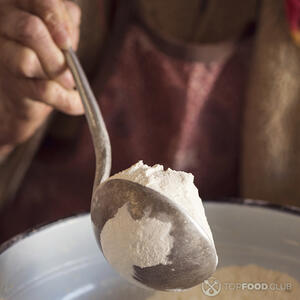 добавляет муку