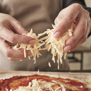 насыпает сыр