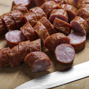 нарезанные охотничьи колбаски